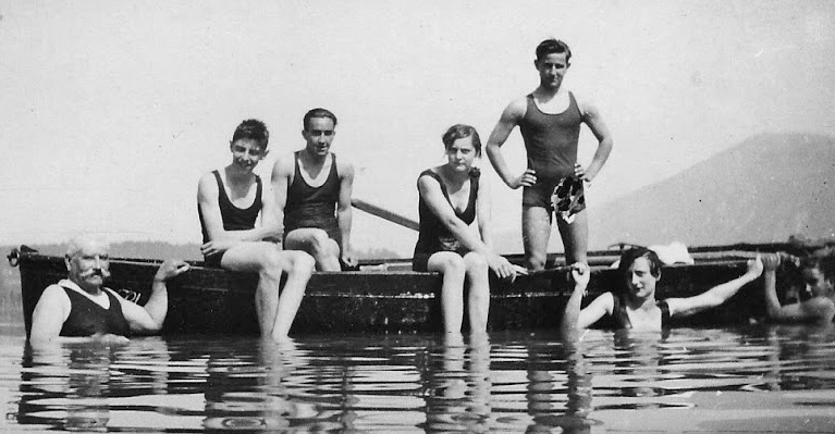Albert et ses fils à la baignade, vers 1931